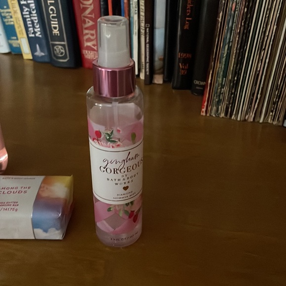 Medium color pink and rainbow and it’s from bath and bodywork’s like new - Picture 3 of 4